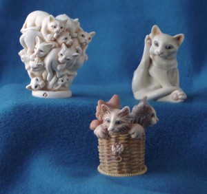 Urn-ThreeCatFigurines